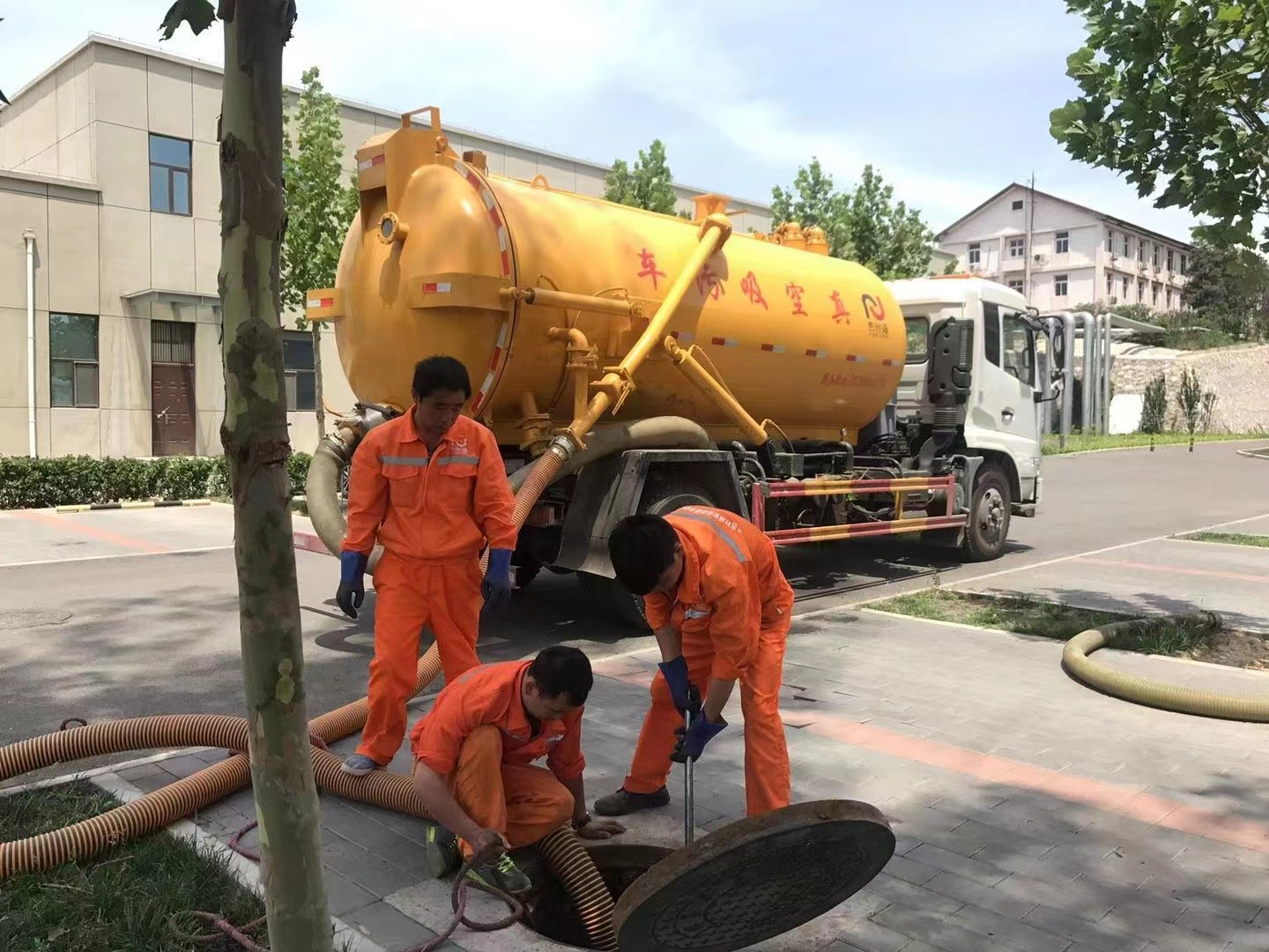 古城管道疏通车停在窨井附近