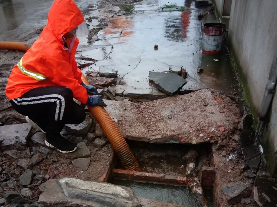 古城专业清理污水池 炜誉市政以规范流程守护城市 “肠道”