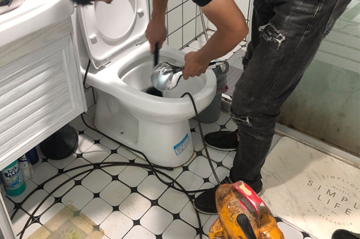 古城马桶堵塞自己疏通还是找师傅?专业上门服务让你省时更省心