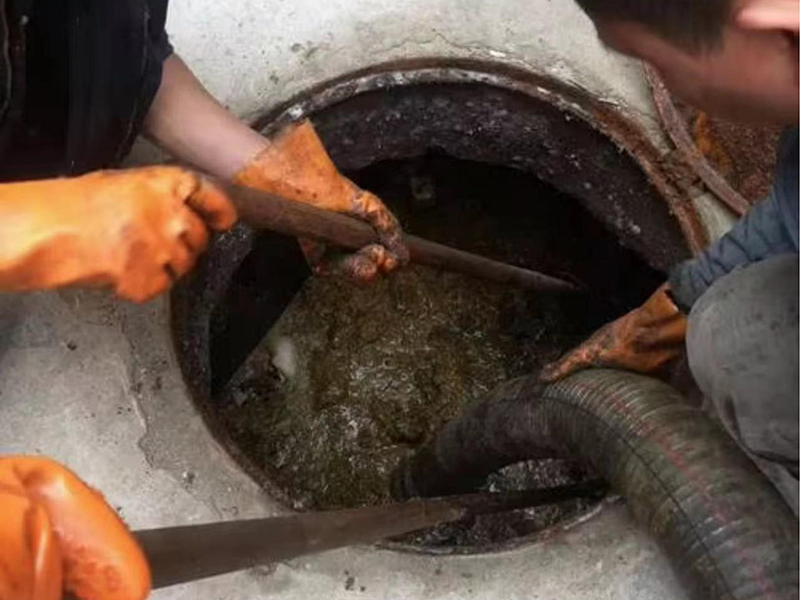 古城清理化粪池时如何避免沼气的危害?